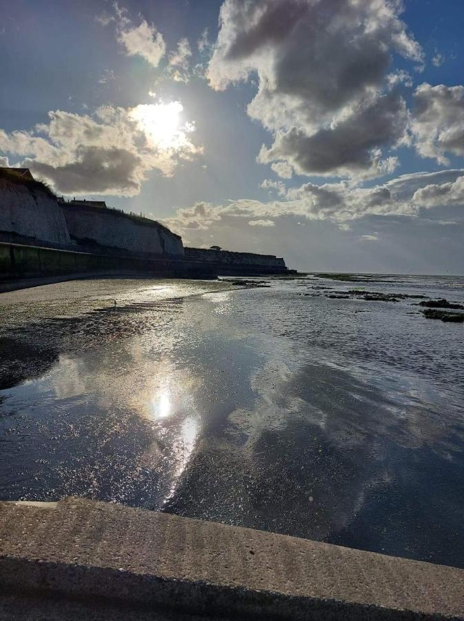Cosy Cabin By The Seaside With Hot Tub Leilighet Birchington-on-Sea Eksteriør bilde